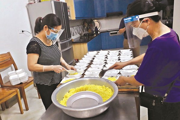 Hội vi&ecirc;n phụ nữ x&atilde; Đan Phượng chuẩn bị những suất x&ocirc;i ăn s&aacute;ng để gửi đến c&aacute;n bộ l&agrave;m c&ocirc;ng t&aacute;c ph&ograve;ng chống dịch tại c&aacute;c chốt tr&ecirc;n địa b&agrave;n x&atilde;