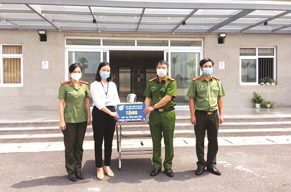 Hội LHPN huyện Đan Phượng tặng mũ chắn giọt bắn cho lực lượng tuyến đầu chống dịch