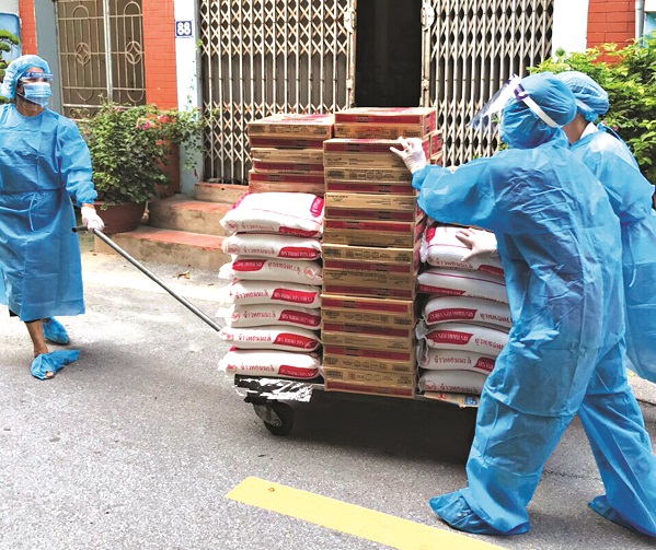 C&aacute;n bộ hội vi&ecirc;n phụ nữ cung cấp thực phẩm hỗ trợ tận nh&agrave; c&aacute;c gia đ&igrave;nh c&aacute;ch ly