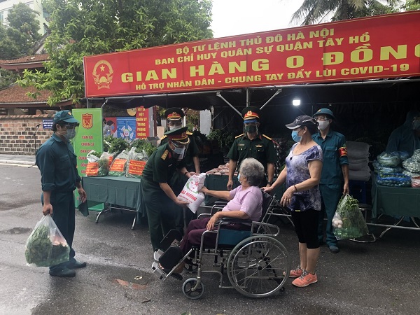 Gian hàng 0 đồng hỗ trợ cho các hoàn cảnh khó khăn của phường Yên Phụ. Ảnh: Minh Anh