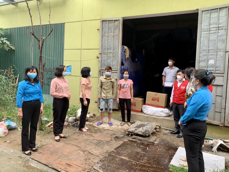 bên cạnh công tác phòng, chống dịch bệnh, Hội LHPN quận Hà Đông đã tích cực triển khai  các hoạt động xã hội hóa, hỗ trợ kịp thời cho cán bộ, hội viên phụ nữ và nhân dân có hoàn cảnh khó khăn