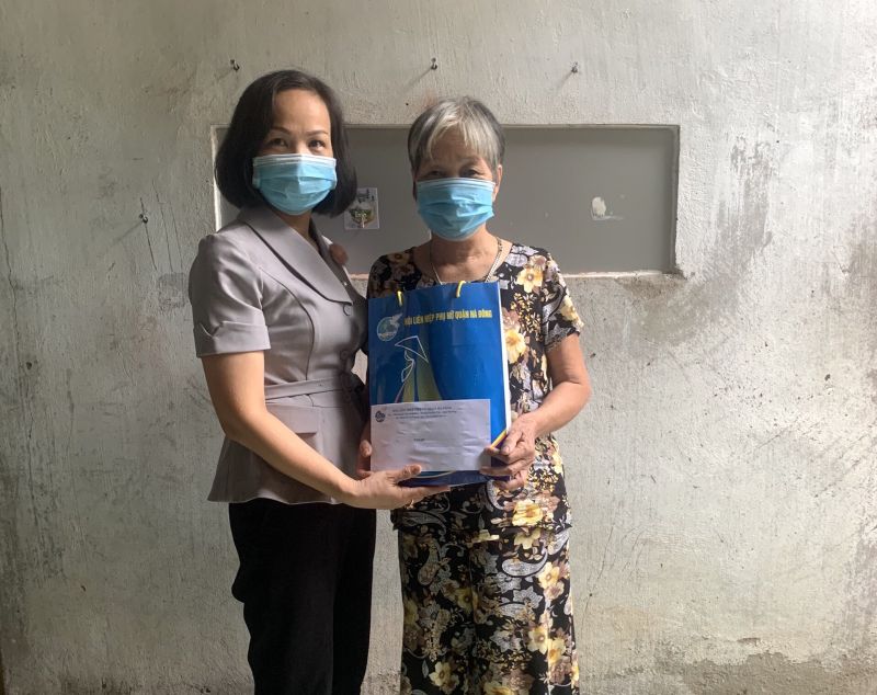 Phụ nữ yếu thế, có hoàn cảnh khó khăn... là một trong những đối tượng được các cấp Hội LHPN quận đặc biệt quan tâm