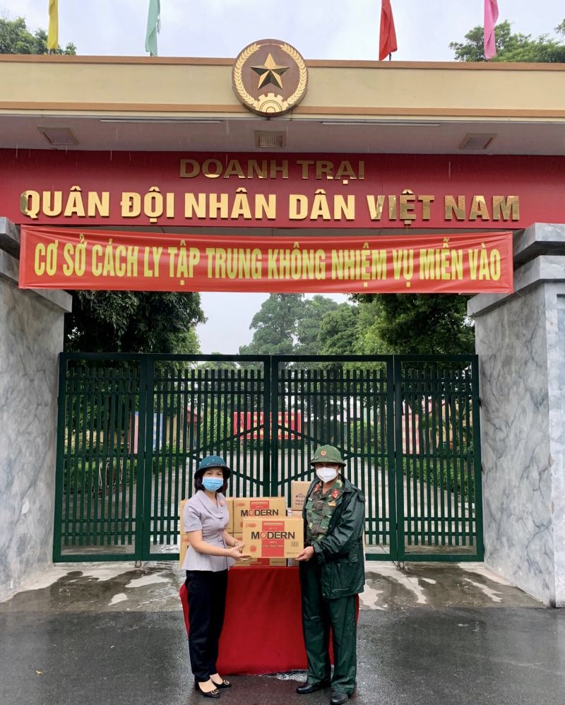 Trong công tác hỗ trợ phòng, chống dịch bệnh, Hội LHPN quận huy động nhiều nguồn xã hội hóa, tặng nhu yếu phẩm và thiết bị y tế cho các cơ sở cách ly tập trung