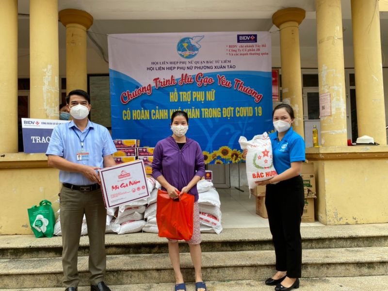 Nhiều phụ nữ khó khăn được nhận những món là nhu yếu phẩm, san sẻ gánh nặng kinh tế trong đại dịch Nhiều phụ nữ khó khăn được nhận những món là nhu yếu phẩm, san sẻ gánh nặng kinh tế trong đại dịch