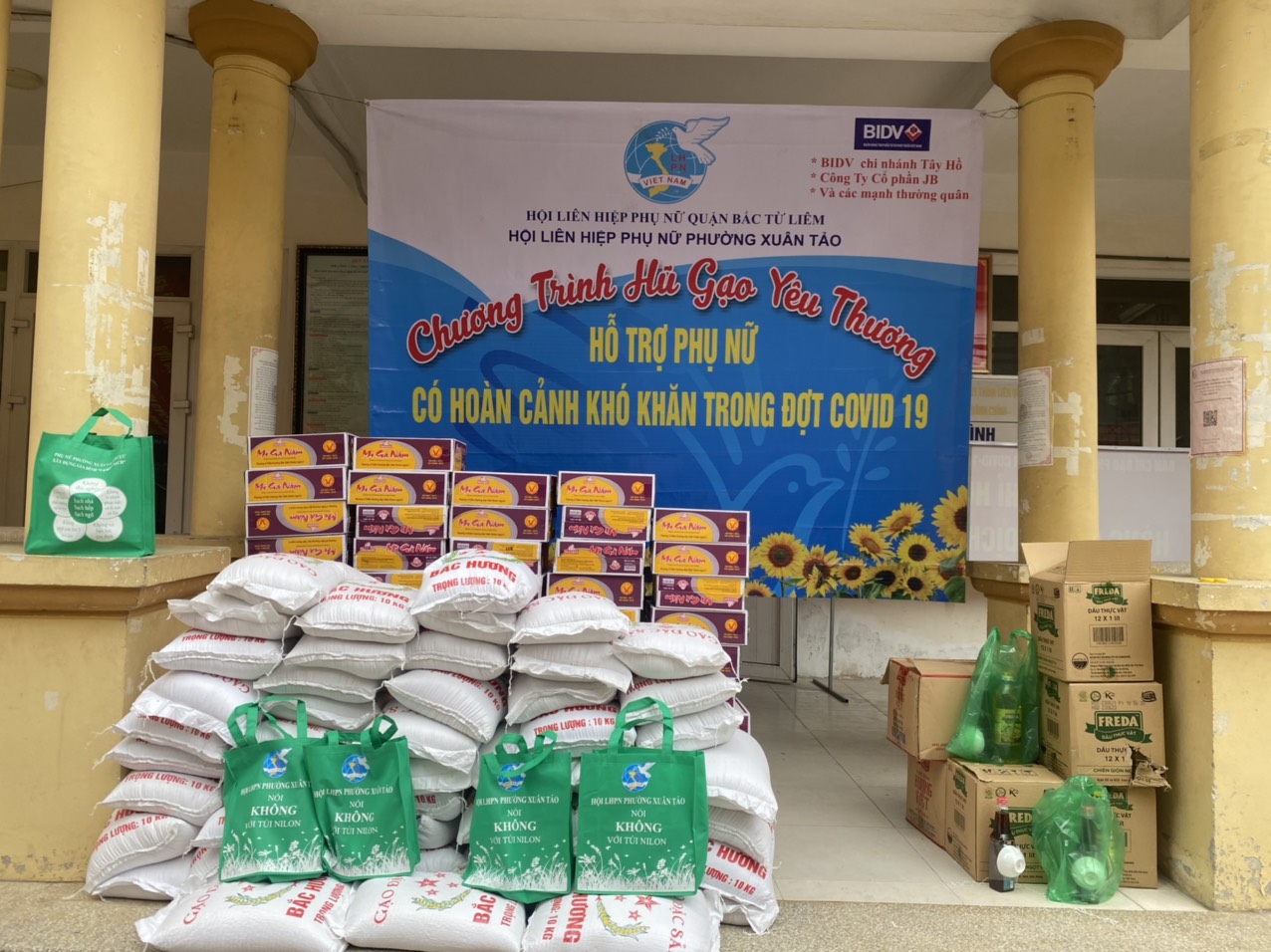 Những suất quà được tặng cho các hoàn cảnh khó khăn trên địa bàn Những suất quà được tặng cho các hoàn cảnh khó khăn trên địa bàn