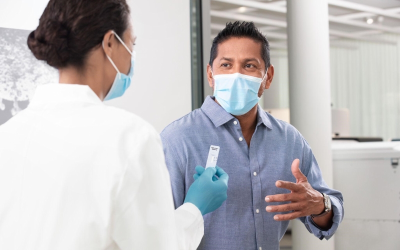 Bệnh nhân đang nhận kết quả SARS-CoV-2 Rapid Antigen Test (Xét nghiệm nhanh kháng nguyên).