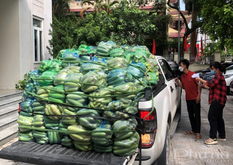 Các túi rau, quả được cán bộ Hội LHPN quận Tây Hồ vận chuyển tới tận khu chung cư phục vụ người dân.