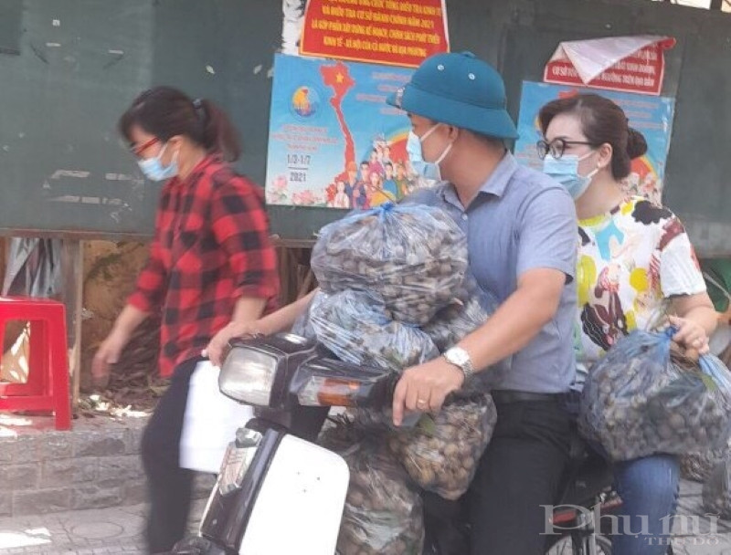 Vận chuyển xe máy giao nông sản tới tận tay người dân đang thực hiện giãn cách.