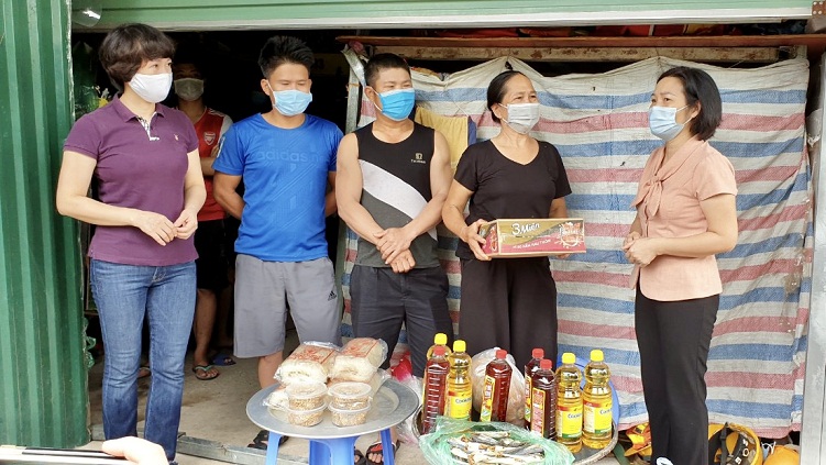 Đại diện phòng Lao động Thương binh Xã hội quận Hà Đông trao quà cho các gia đình khó khăn