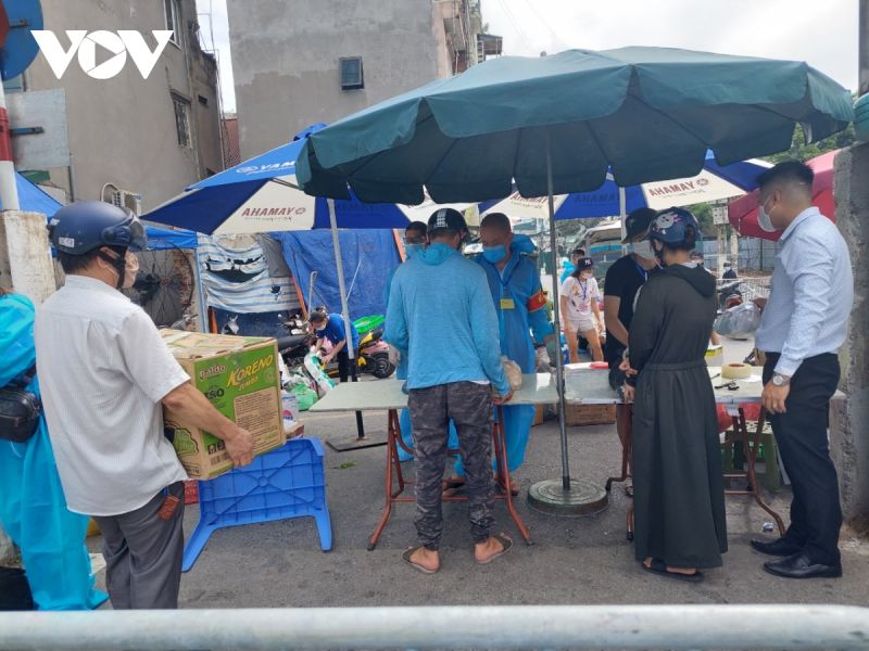 Mỗi ng&agrave;y, tổ cung ứng tiếp nhận h&agrave;ng ngh&igrave;n g&oacute;i đồ, sau khi xử l&yacute;, khử khuẩn sẽ vận chuyển tới tận nh&agrave; cho người d&acirc;n.