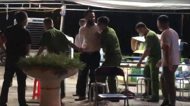 Đối tượng Nguyễn Đ. không chấp hành quy định phòng chống dịch bệnh khi đi qua chốt kiểm soát. Ảnh: Chốt kiểm dịch Covid-19 số 12, khu đô thị Đặng Xá.