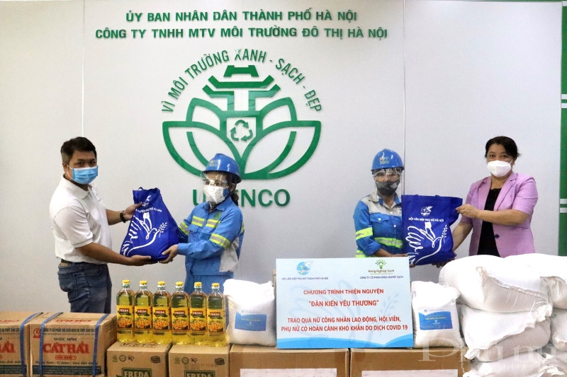 Đồng chí Nguyễn Thị Thu Thủy - Phó Chủ tịch Thường trực Hội LHPN Hà Nội và đại diện công ty cổ phần Nông sản sạch trao quà cho nữ công nhân Công ty TNHH MTV Môi trường đô thị Hà Nội. Đồng chí Nguyễn Thị Thu Thủy - Phó Chủ tịch Thường trực Hội LHPN Hà Nội và đại diện công ty cổ phần Nông sản sạch trao quà cho nữ công nhân Công ty TNHH MTV Môi trường đô thị Hà Nội.