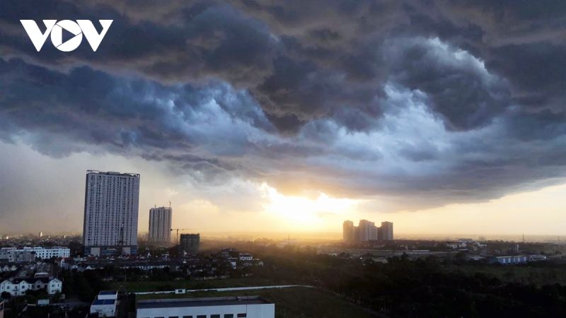 Khu vực miền Bắc c&oacute; mưa d&ocirc;ng, khả năng xảy ra lốc v&agrave; s&eacute;t.