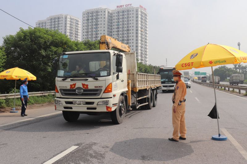Siết chặt kiểm soát tại 23 chốt vào thành phố, kể cả xe công vụ, xe cứu thương, xe luồng xanh - ảnh 1