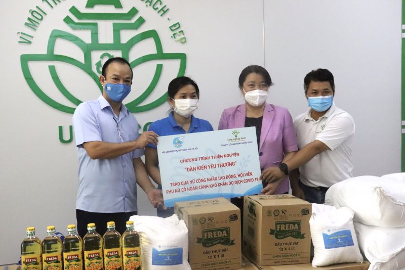 Phó Chủ tịch Thường trực Hội LHPN Hà Nội Nguyễn Thị Thu Thủy (thứ 2 từ phải qua) và ông Đỗ Đức Thọ, Giám đốc chuỗi Nông nghiệp sạch (đầu tiên bên phải) trao tặng 100 suất quà đến nữ công nhân công ty