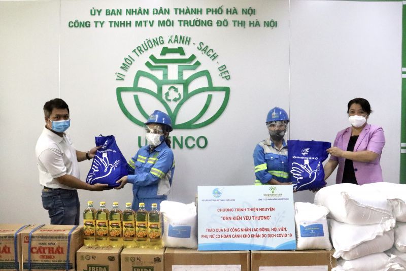Mỗi phần quà là các nhu yếu phẩm, khẩu trang sẽ hỗ trợ một phần cuộc sống các nữ công nhân trong mùa dịch