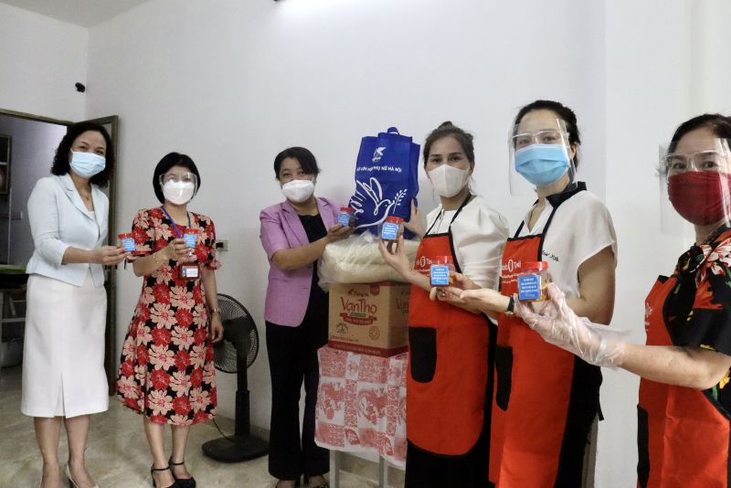 Đoàn đã trao tặng các nhu yếu phẩm để bếp ăn có thêm nguồn cung và các hộp sâm để chị em tăng cường sức khỏe