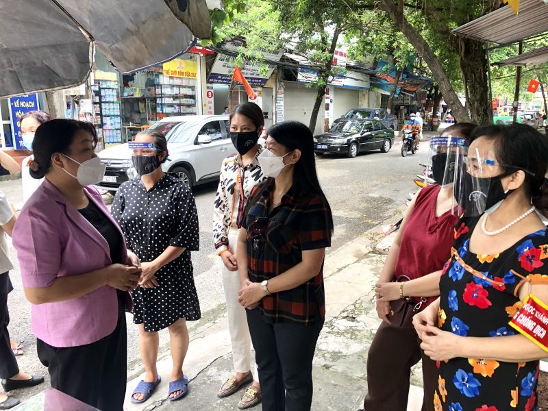 đồng chí Nguyễn Thị Thu Thủy thăm hỏi, động viên các cán bộ, hội viên làm nhiệm vụ