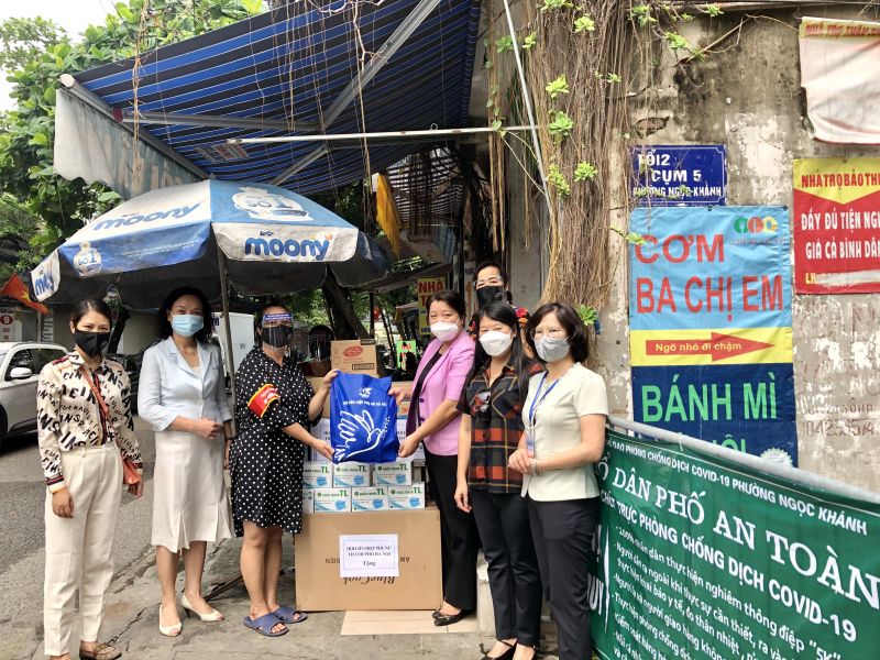 Tổ chức các hoạt động thăm hỏi, động viên, tặng quà cán bộ, hội viên và phụ nữ Thủ đô là một trong những sự tiên phong của Hội LHPN Hà Nội trong những ngày cả nước phòng, chống dịch Covid-19, thể hiện tinh thần "không ai bị bỏ lại phía sau"