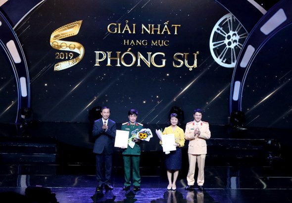 -	Trao giải Liên hoan phim toàn quốc về An toàn giao thông năm 2019. Ảnh: TTXVN