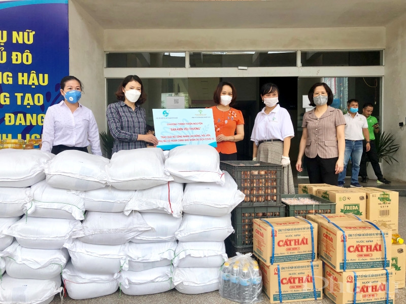 Những suất quà thiết thực được Hội LHPN Hà Nội trao cho Hội LHPN quận Long Biên để chuyển đến cán bộ, hội viên phụ nữ khó khăn. Những suất quà thiết thực được Hội LHPN Hà Nội trao cho Hội LHPN quận Long Biên để chuyển đến cán bộ, hội viên phụ nữ khó khăn.