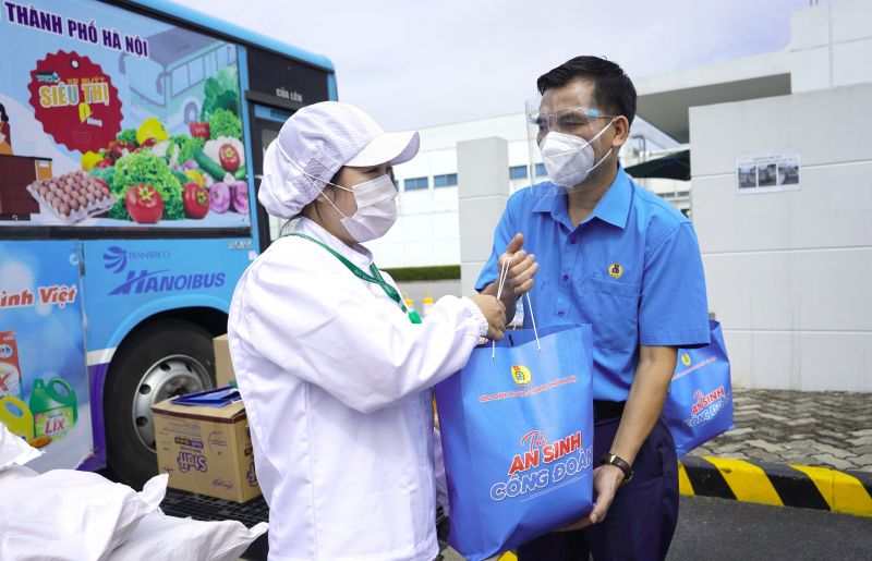 Phó Chủ tịch Liên đoàn Lao động thành phố Hà Nội Lê Đình Hùng trao tặng 