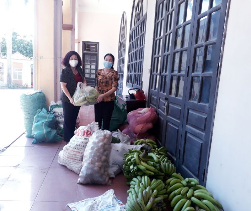Lãnh đạo Hội LHPN Thành phố gửi thực phẩm tới hội viên Hội LHPN huyện Chương Mỹ