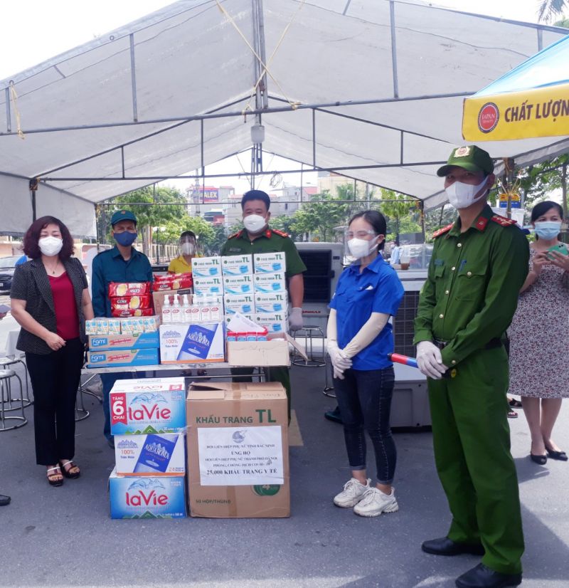 Những món quà ý nghĩa gửi tới lực lượng trực chốt