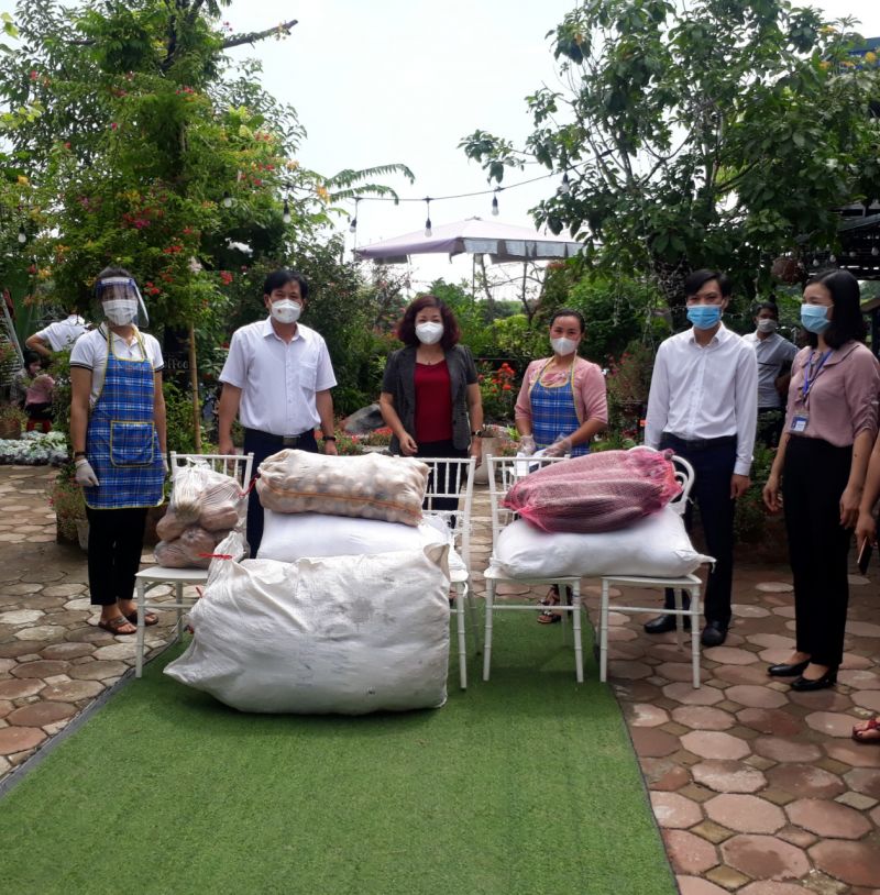 Lãnh đạo Hội LHPN Hà Nội và Lãnh đạo huyện Đan Phượng trao tặng thực phẩm cho bếp nấu ăn thiện nguyện