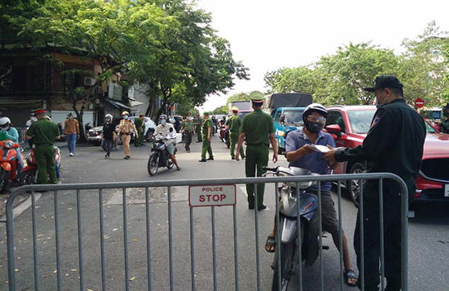 Công an Hà Nội thành lập 6 tổ liên ngành kiểm soát chặt người ra đường không có lý do - ảnh 1