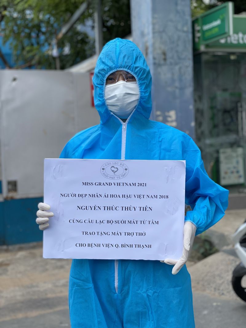 Thuỳ Tiên mặc bảo hộ đi trao từ thiện Thuỳ Tiên mặc bảo hộ đi trao từ thiện