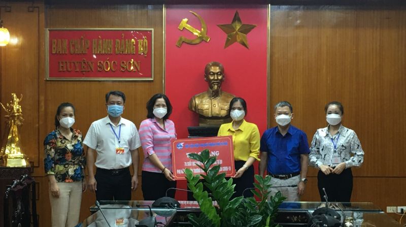 Đồng chí Lê Kim Anh - Chủ tịch Hội LHPN Hà Nội tặng 70 suất quà hỗ trợ phụ nữ khó khăn tại huyện Sóc Sơn