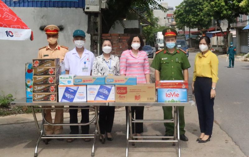 Đoàn công tác của Hội LHPN Hà Nội tặng quà lực lượng phòng dịch tại điểm chốt kiểm soát của huyện Sóc Sơn