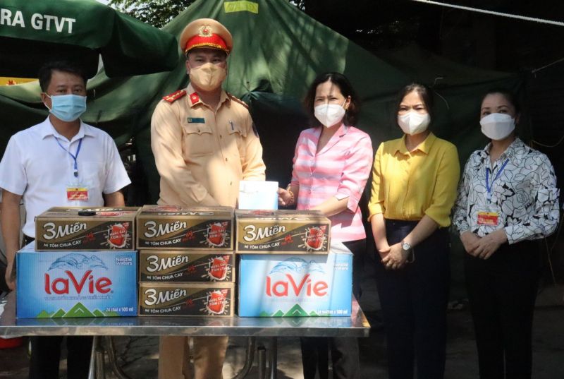 Chủ tịch Hội LHPN Hà Nội Lê Kim Anh tặng tổ công tác tại điểm chốt trực phòng dịch của thành phố tại cầu Đa Phúc, xã Trung Giã số tiền 5 triệu đồng
