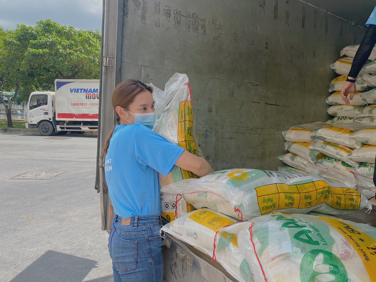 Cô tự tay chuẩn bị các phần quà Cô tự tay chuẩn bị các phần quà