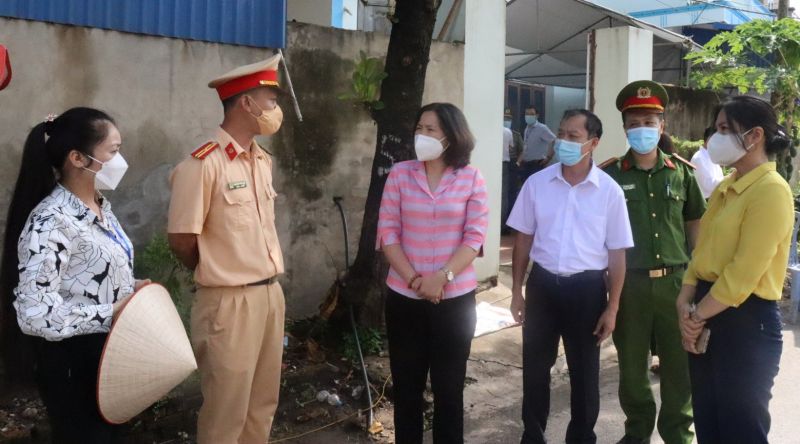 Đoàn công tác trò chuyện, động viên lực lượng phòng dịch tại điểm chốt kiểm soát dịch của huyện