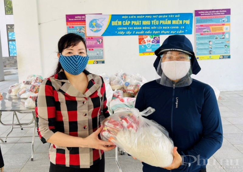 Chị Bùi Thị Thúy - Chủ tịch Hội LHPN quận Tây Hồ trao tận tay những phần quà nhu yếu phẩm tới nữ lao động khó khăn trên địa bàn.