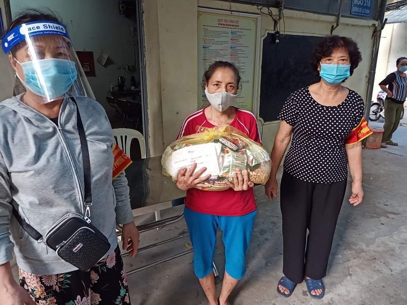 Trong ngày 17/8, các cấp Hội PN còn chuyển các phần quà giúp các gia đình khó khăn