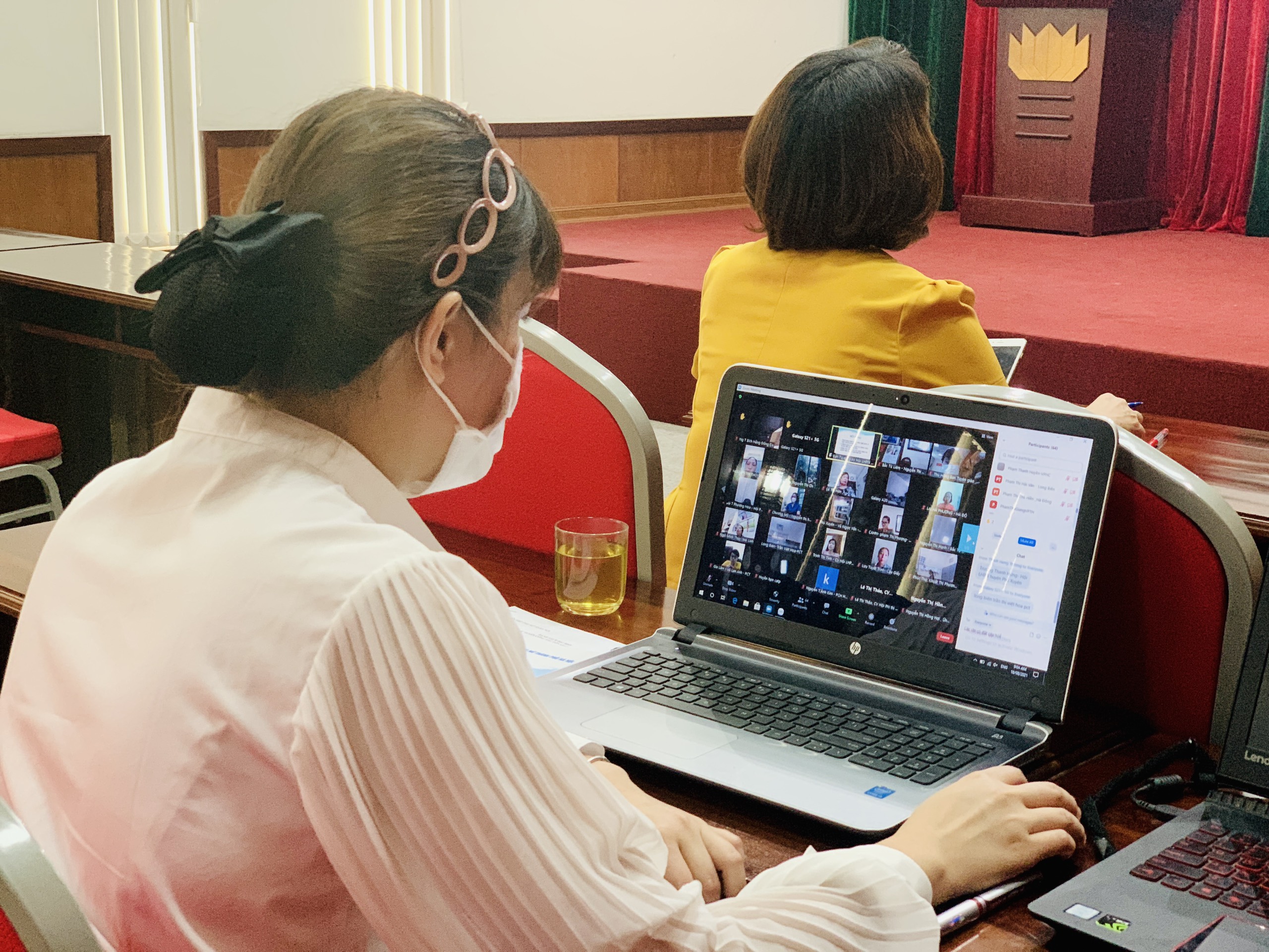 Tại điểm cầu Hội LHPN TP Hà Nội, cán bộ các ban chăm chú tham dự tập huấn