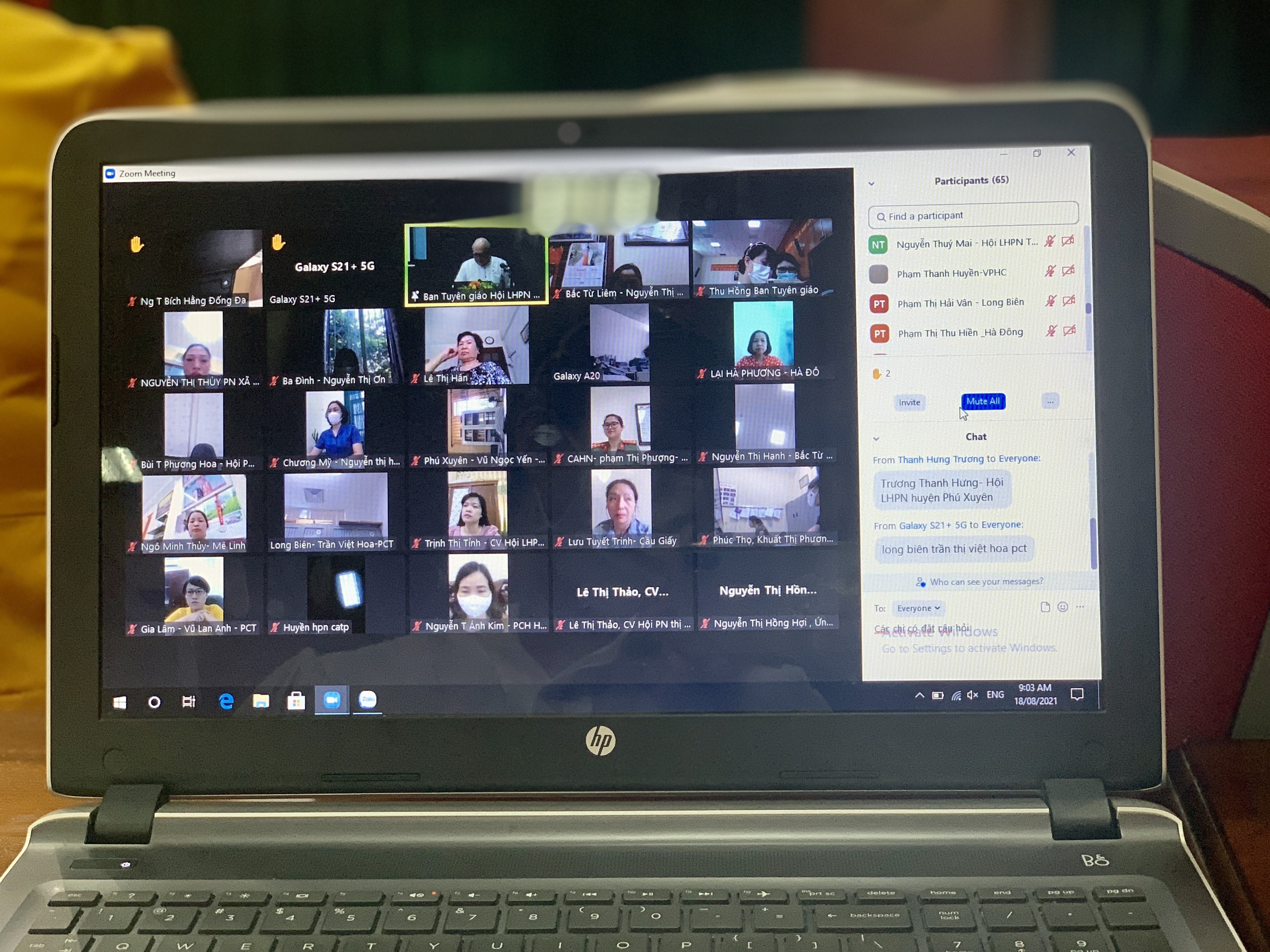 Đội ngũ cán bộ chuyên trách Thành, quận, thị và hội viên phụ nữ tham dự chương trình trực tuyến qua Zoom