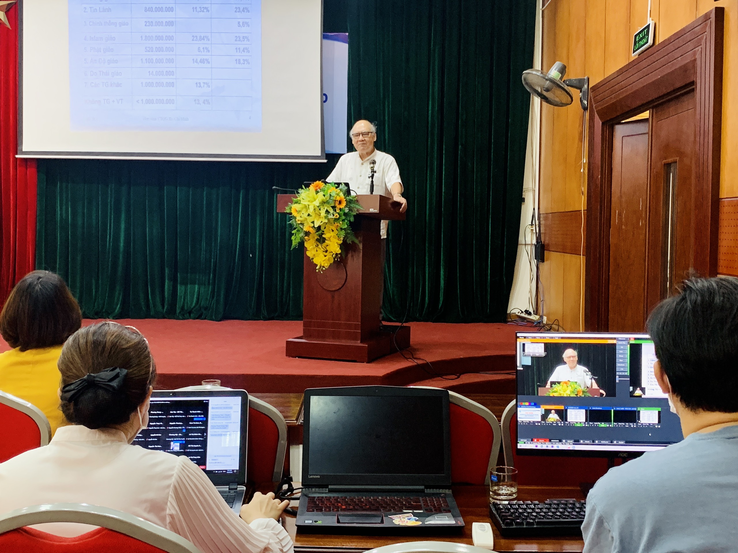 PGS.TS Ngô Hữu Thảo, Phó Chủ nhiệm Hội đồng tư vấn công tác tôn giáo Uỷ ban Mặt trận tổ quốc Việt Nam, Nguyên Phó Viện trưởng Viện Nghiên cứu tôn giáo và tín ngưỡng, Học viện Chính trị Quốc gia Hồ Chí Minh - báo cáo viên chương trình trình bày thực trạng tình hình tôn giáo đang hoạt động trên thế giới, trong nước...