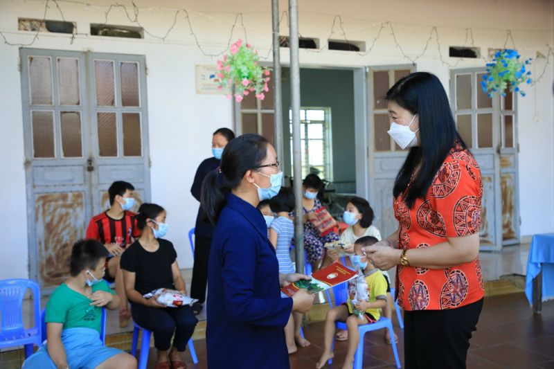 Chủ tịch mặt trận thành phố chúc các Sơ và các em nhỏ có nhiều sức khoẻ, bình an cùng nhau vượt qua đại dịch Chủ tịch mặt trận thành phố chúc các Sơ và các em nhỏ có nhiều sức khoẻ, bình an cùng nhau vượt qua đại dịch