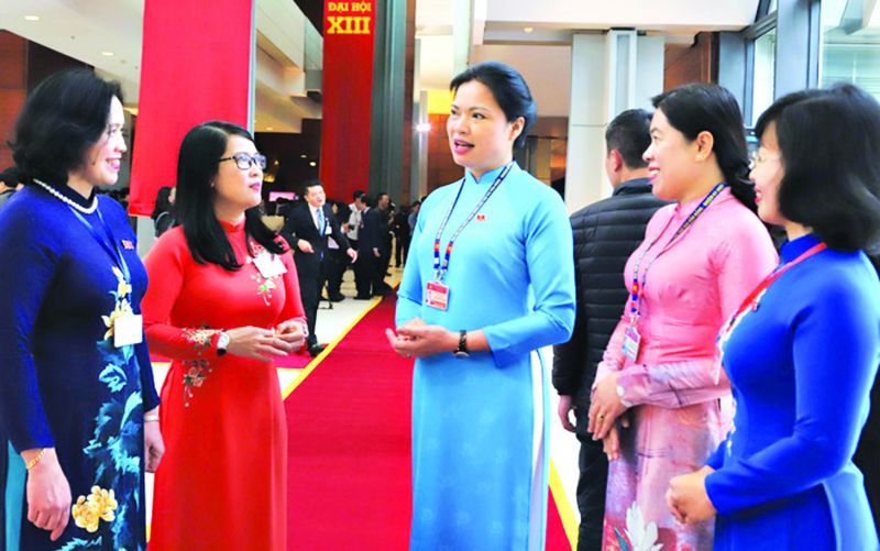 Chủ tịch Hội LHPNVN Hà Thị Nga (giữa) trao đổi với các nữ đại biểu bên lề Đại hội Đảng lần thứ XIII Chủ tịch Hội LHPNVN Hà Thị Nga (giữa) trao đổi với các nữ đại biểu bên lề Đại hội Đảng lần thứ XIII