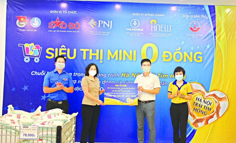 Đồng chí Lê Kim Anh – Chủ tịch Hội LHPN Hà Nội tiếp nhận 1.578 phiếu quà tặng mua hàng tại “Siêu thị mini 0 đồng”. Đồng chí Lê Kim Anh – Chủ tịch Hội LHPN Hà Nội tiếp nhận 1.578 phiếu quà tặng mua hàng tại “Siêu thị mini 0 đồng”.