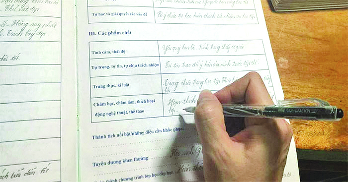 Nhiều trường tiểu học đang khẩn trương hoàn tất việc nhận xét, đánh giá học sinh lớp 5 để bàn giao học bạ cho trường THCS