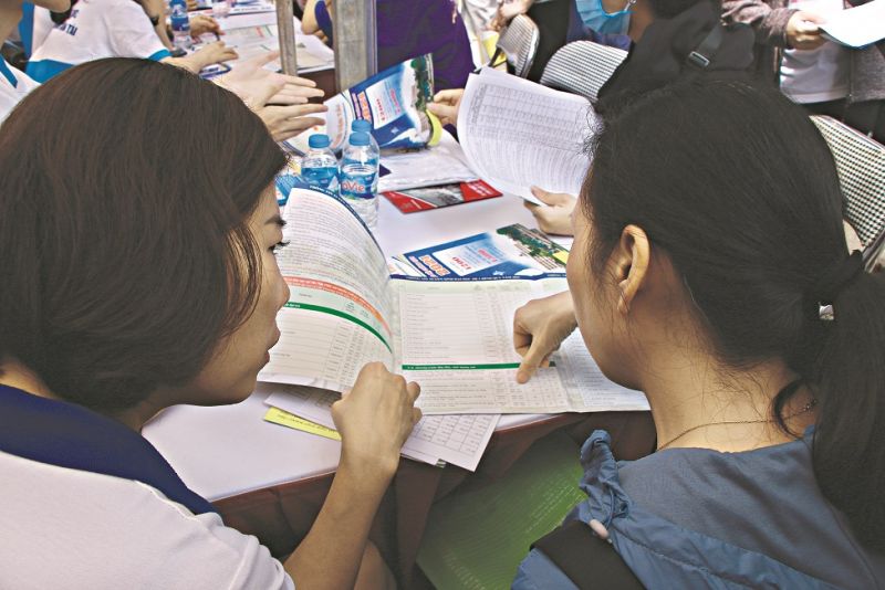 Thí sinh tìm hiểu thông tin tuyển sinh năm 2021 tại các trường đại học Thí sinh tìm hiểu thông tin tuyển sinh năm 2021 tại các trường đại học