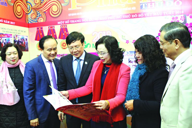 Lãnh đạo thành phố Hà Nội và Hội Nhà báo Việt Nam thăm gian hàng báo Xuân báo PNTĐ tại Hội báo Xuân 2018