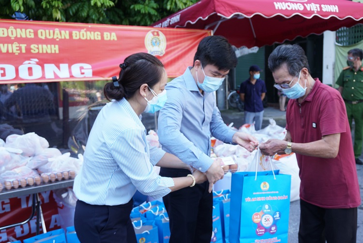 Số quà còn lại sẽ được Hội PN bàn giao chuyển trực tiếp đến các gia đình