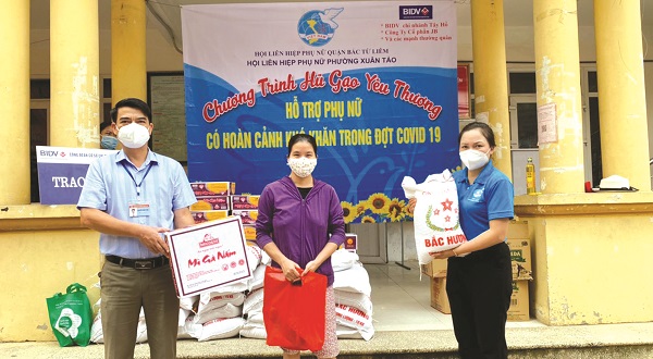 Hội LHPN phường Xuân Tảotặng quà cho các gia đình khó khăn, phụ nữ nhập cư và học sinh, sinh viênbị ảnh hưởng do Covid-19