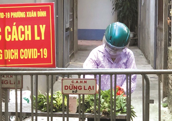 Hội viên, phụ nữ phường Xuân Đỉnh mua nhu yếu phẩm cho các gia đình bị cách ly